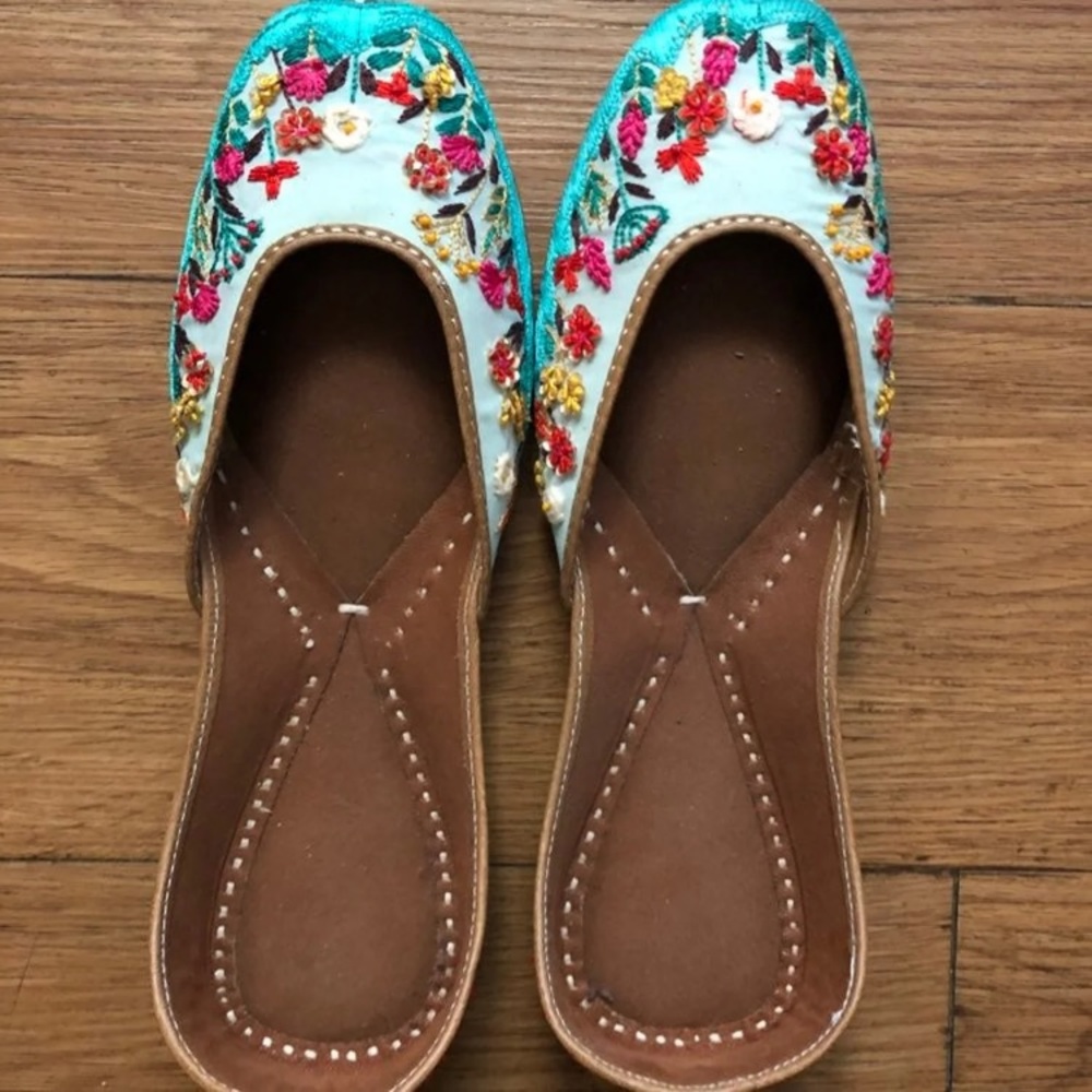NWOT embroidered juttis flats floral